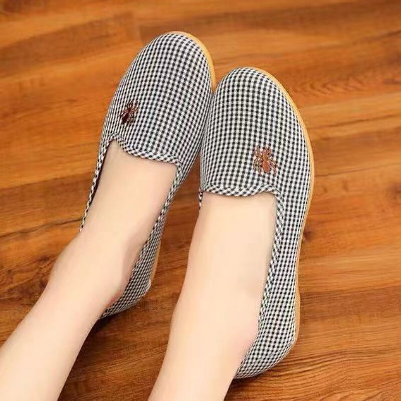 22 Spring and Autumn New Women's Shoes Old Beijing Cloth Shoes Middle-Aged and Elderly Mom Shoes Slip-on Tendon Sole Single-Layer Shoes Non-Slip All-Match
